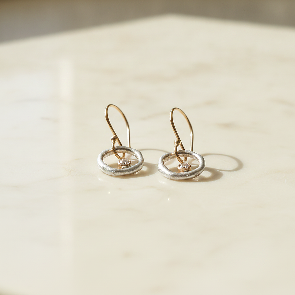 Opalfarbene Goldohrringe