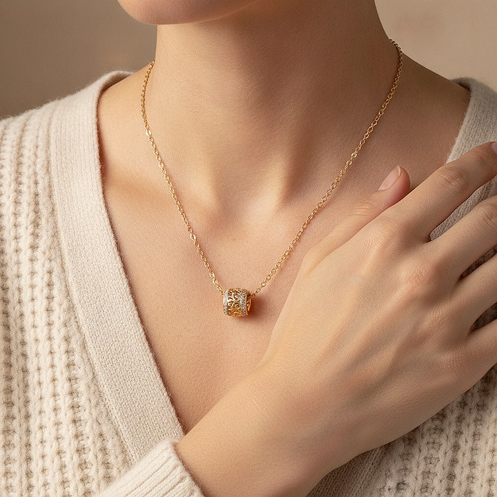 Collana elegante dorata brillante